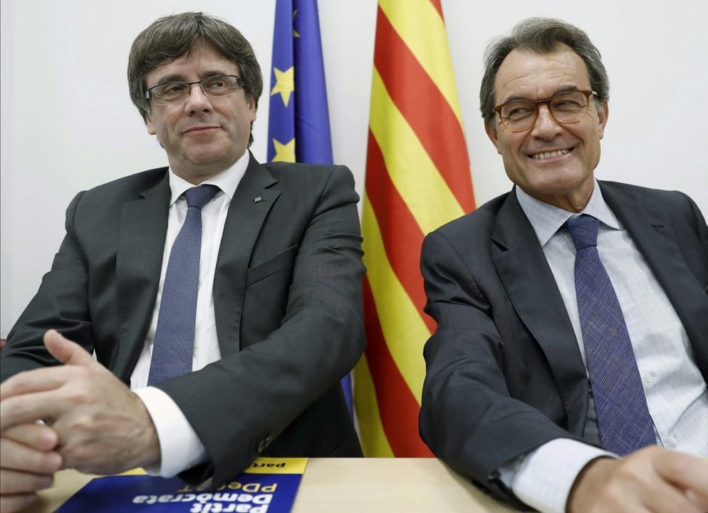 El presidente de la Generalitat Carles Puigdemont y su antecesor en el cargo Artur Mas.