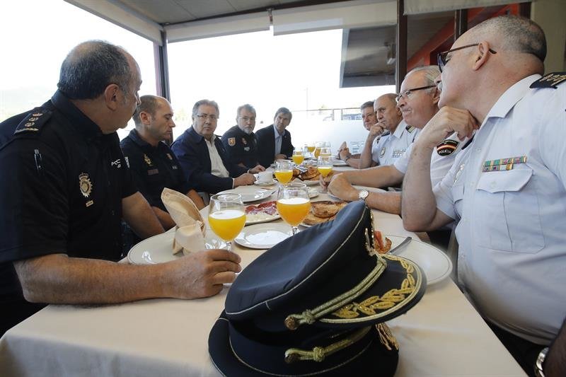 El ministro de Interior Zoido,c-iz.,con los mandos de la Policía Nacional alojados en un hotel de La Jonquera