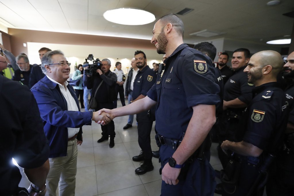 El ministro Zoido saluda a uno de los agentes de la Policía Nacional en La Junquera.