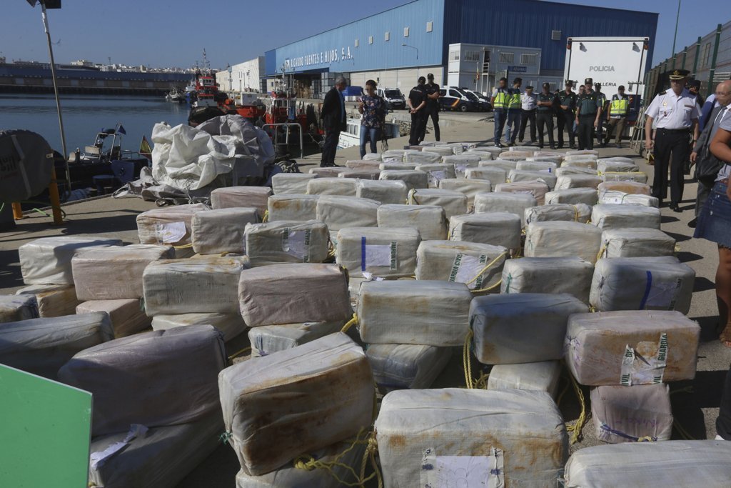 Los fardos con la droga, desembarcados en el puerto de Cádiz.
