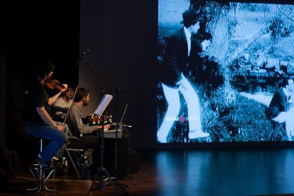 Brais González (piano y guitarra), Blas Castañer (percusión) y Eduards Vecbaštiks (violín) integran el trío vigués que recuperó en la ciudad las proyecciones acompañadas de música en directo.