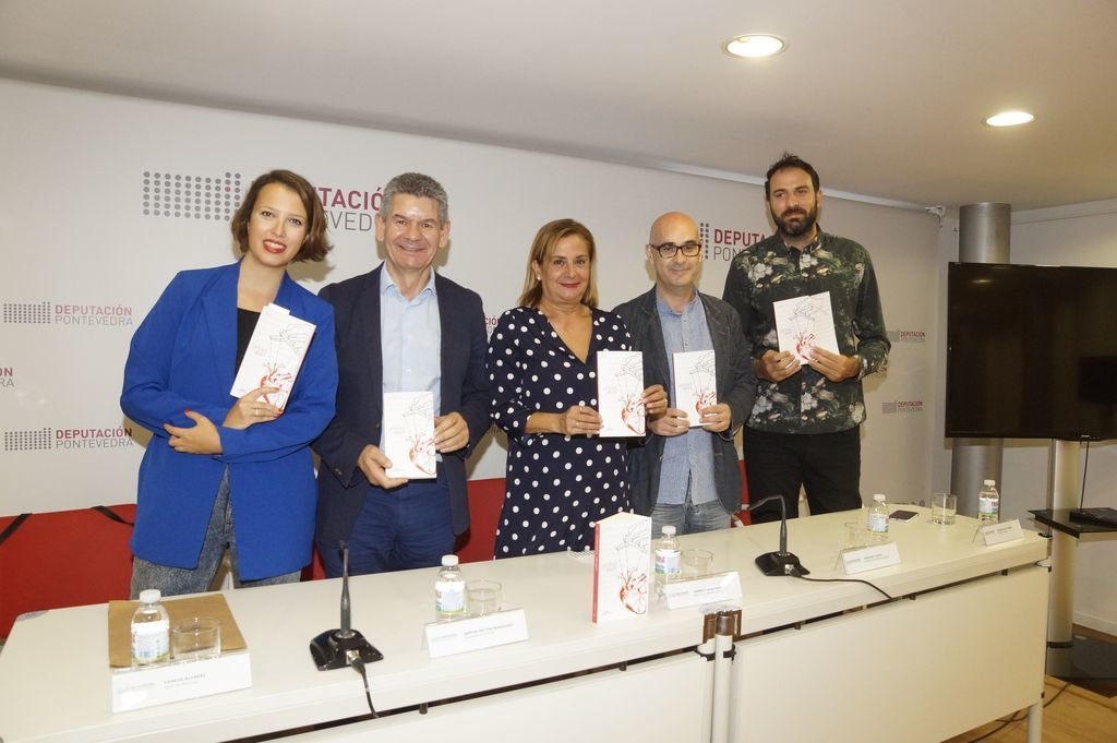 Vanesa Álvarez, Santos Héctor, Carmela Silva, Francisco Castro e Marcos de la Fuente, co libro.
