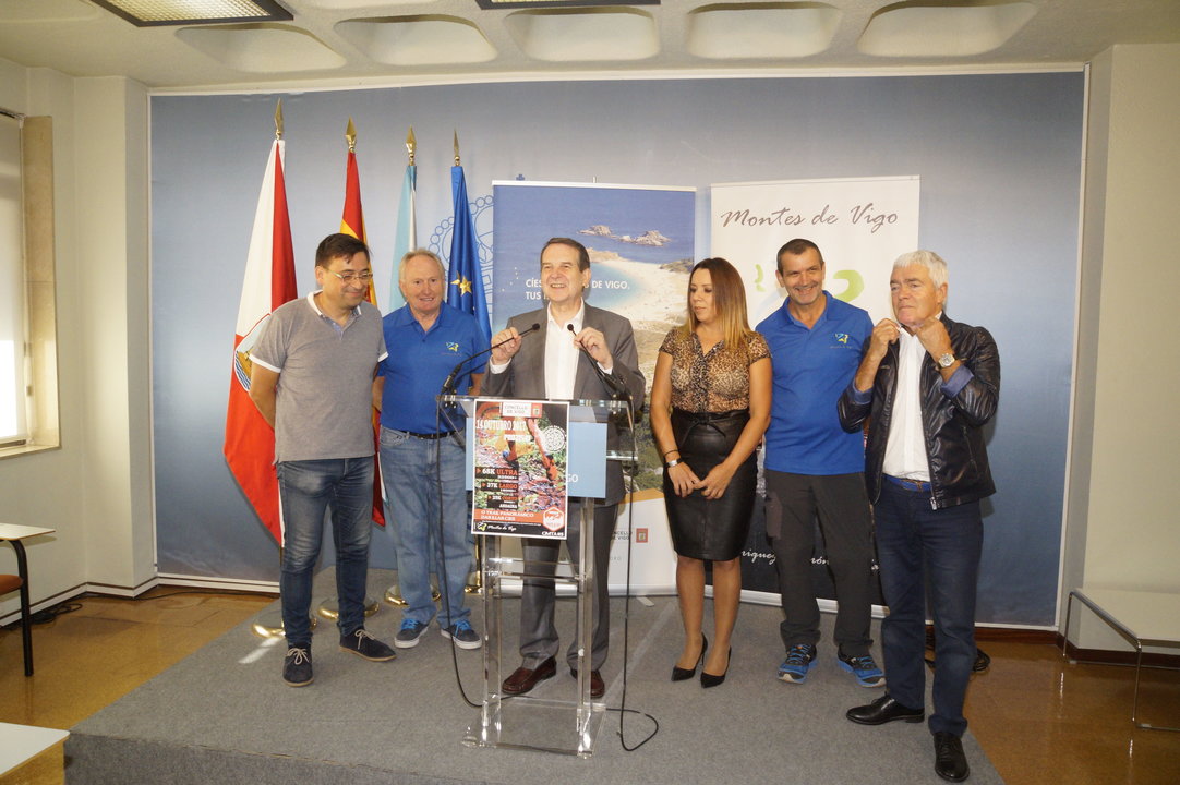 Antonio Barreira, Novoa, Abel Caballero, Pilar Costas, Uxío González y Manel Fernández, en la presentación.