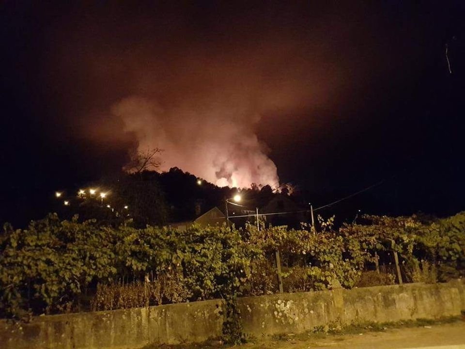 Incendio en pleno auge la noche del martes, en Sabaxáns, Mondariz. Y la zona arrasada (arriba), una vez extinguido.