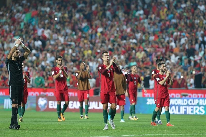 Los jugadores portugueses, con Cristiano Ronaldo en el centro, aplauden a la grada lisboeta tras certificar su presencia en el Mundial.
