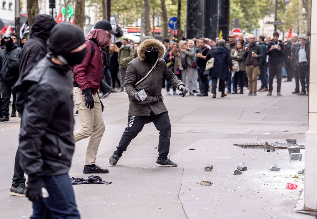 Varios encapuchados rompen lunas de negocios durante la manifestación en París.