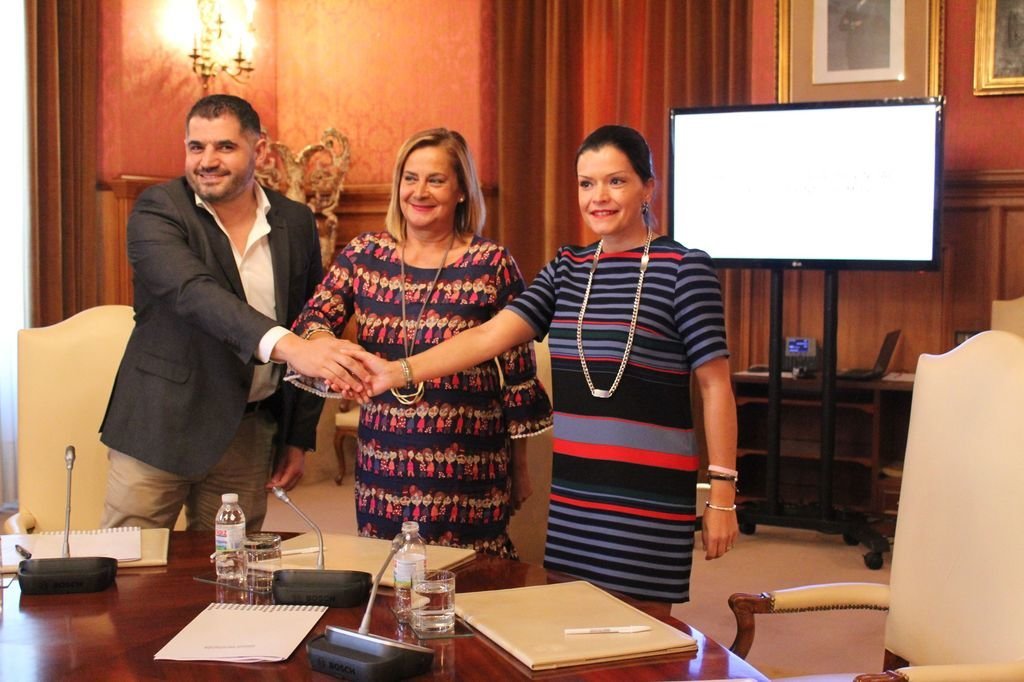 La presidenta de la Diputación, Carmela Silva, con Nidia Arévalo y Uxío Benítez.