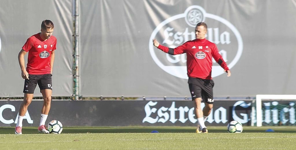 Lobotka (d.) se incorporó ayer a los entrenamientos del Celta tras jugar dos partidos con su selección.