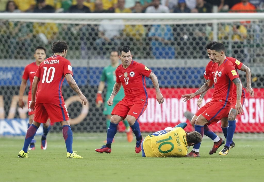 Pablo Hernández (d.) disputa un balón con Neymar durante el Brasil-Chile de la pasada madrugada.