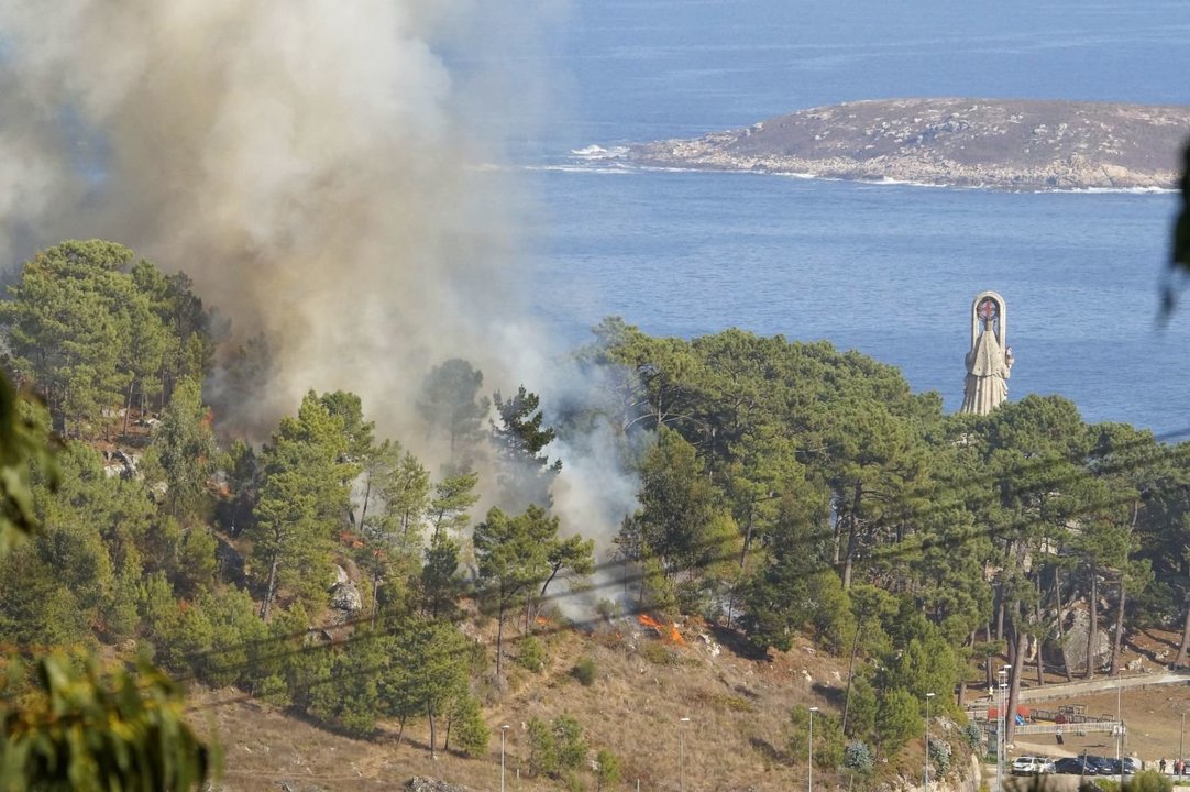 El fuego en el montecercano a la Virxen da Roca // Vicente Alonso