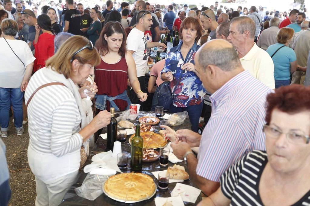 Miles de comensales pasaron ayer por la carballeira do Caeiro, en Cabral para degustar pulpo y empanada.