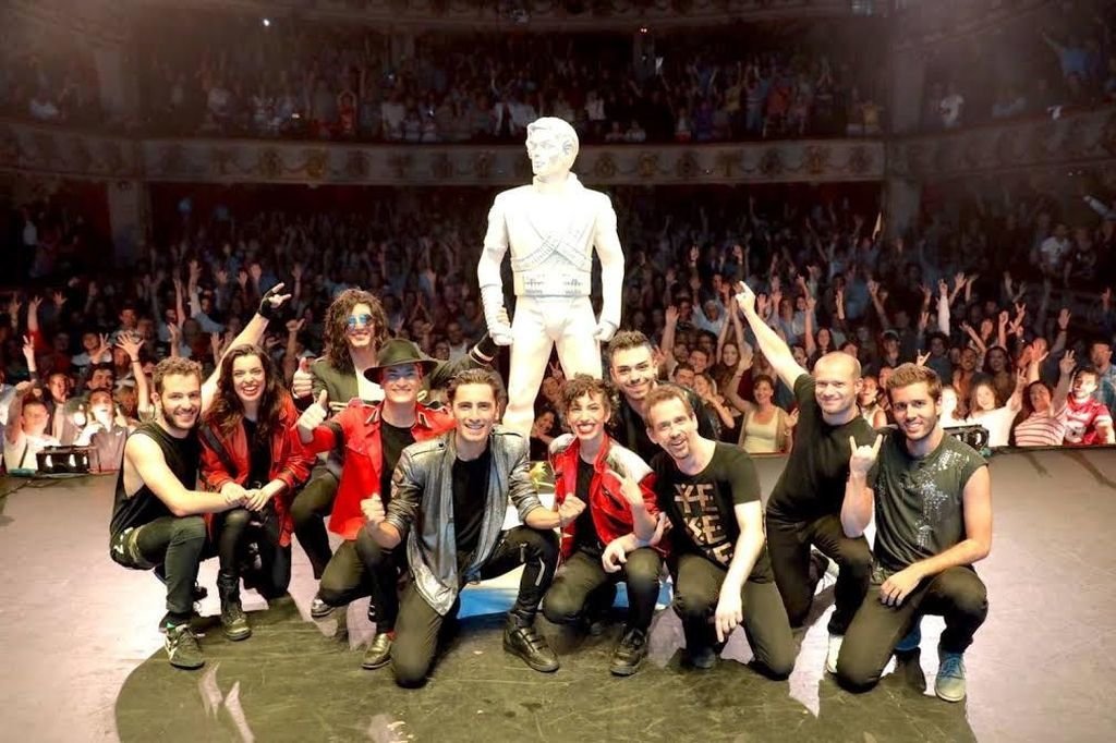El equipo artístico del musical, posando con la escultura de Michael Jackson que estará como photocall.