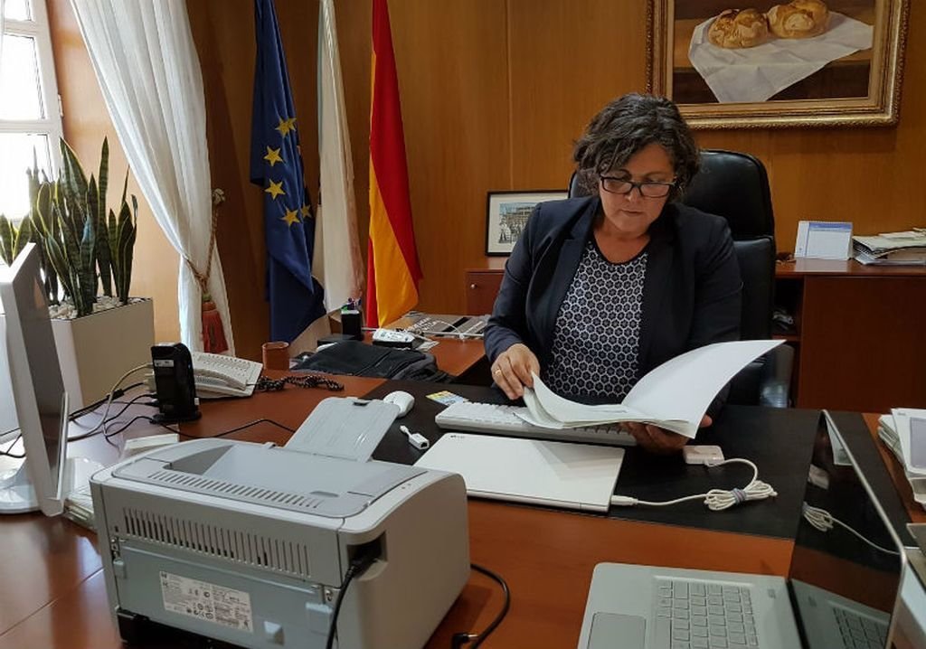 La alcaldesa de Porriño, Eva García de la Torre, en su despacho.