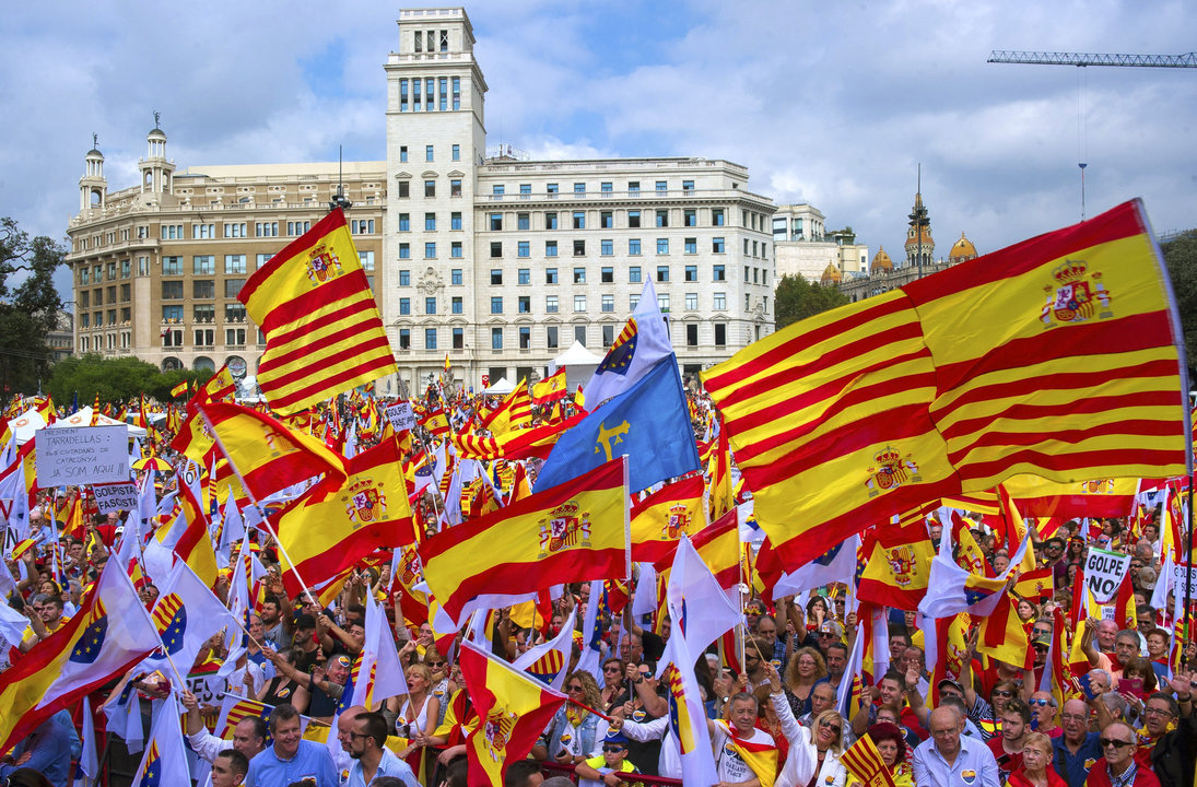 Los concentrados en la Plaza de Cataluña de Barcelona enarbolaron banderas españolas y senyeras.