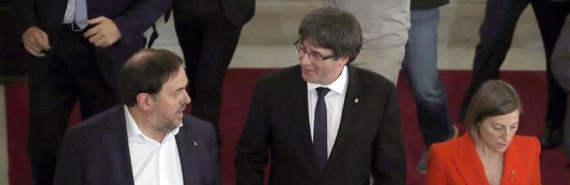 El presidente de la Generalitat, Carles Puigdemont (c), acompañado por el vicepresidente Oriol Junqueras y la presidenta del Parlament, Carme Forcadell
