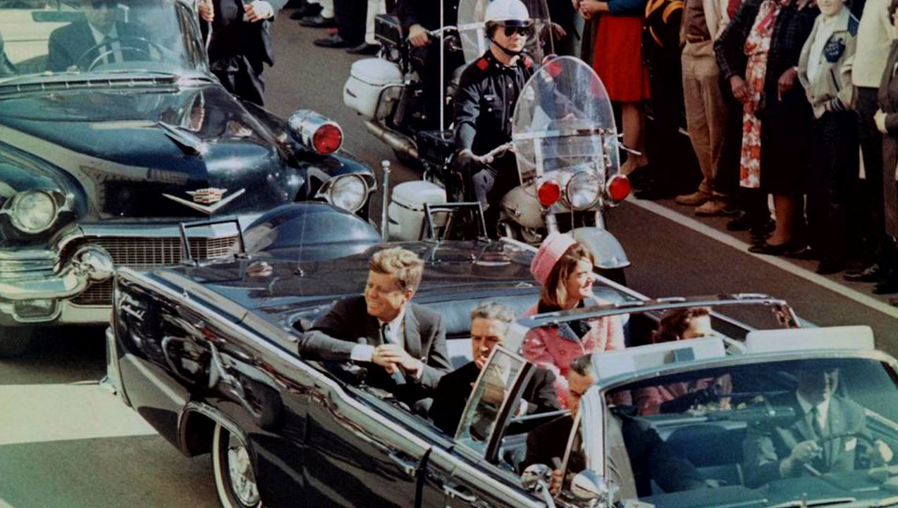 El presidente estadounidense John F. Kennedy, momentos antes de ser asesinado.