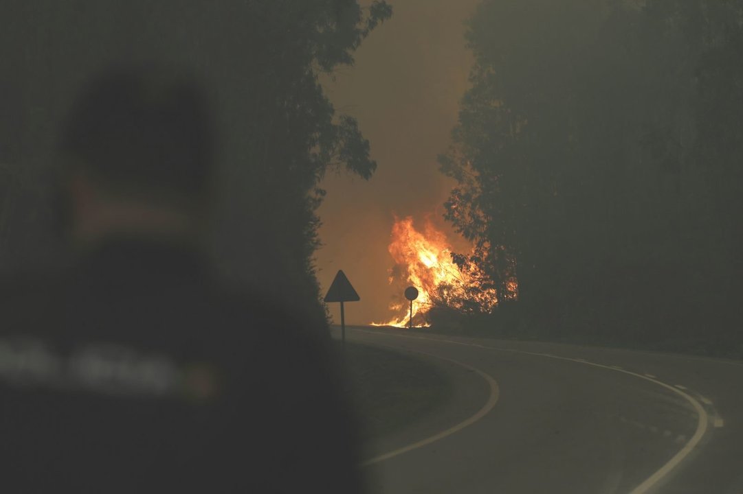 La carretera cortada por las llamas hacia Redondela. // JV Landín
