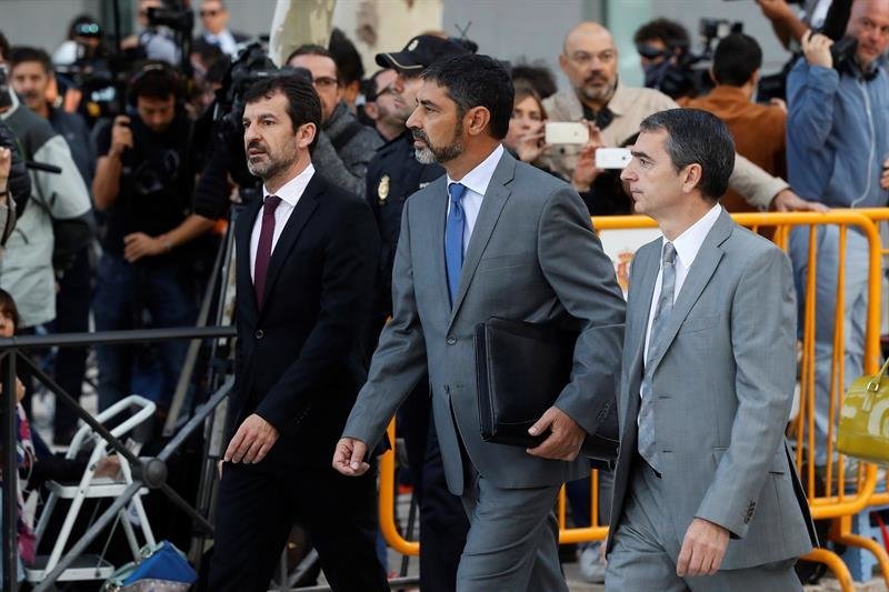 El mayor de los Mossos d'Esquadra, Josep Lluís Trapero (c), a su llegada hoy a la Audiencia Nacional