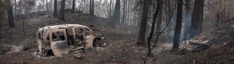 El coche calcinado en el que fallecieron dos mujeres, víctimas del fuego, en la zona de Chandebrito en Nigrán