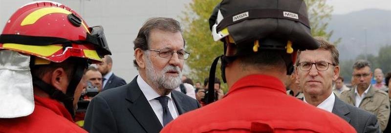 El presidente del Gobierno, Mariano Rajoy (2i), acompañado por el presidente de la Xunta, Alberto Núñez Feijóo (d), saludan a los efectivos de extinción en el puesto de mando avanzado