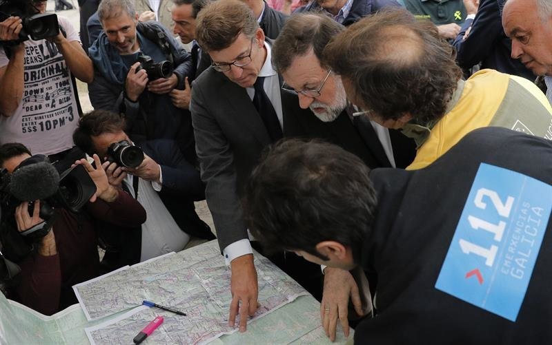 El presidente del Gobierno, Mariano Rajoy (3d), acompañado por el presidente de la Xunta, Alberto Núñez Feijóo (4d), siguen las explicaciones de los técnicos