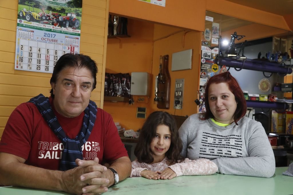 Manuel Agra, con su nieta Natalia y su hija Soraya Agra, en Zamáns.