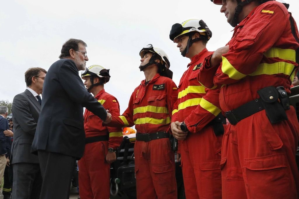 El presidente del Gobierno, Mariano Rajoy, junto al presidente de la Xunta, Núñez Feijóo, saludó a los efectivos de la Unidad Militar de Emergencia desplegados en Pazos de Borbén.