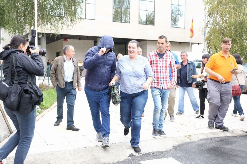 Comuneros de Valladares, saliendo del juicio en Vigo, suspendido hasta febrero.