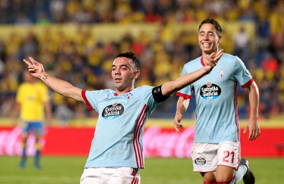 Iago Aspas celebra junto a Emre Mor uno de los tres goles que marcó ayer contra Las Palmas.
