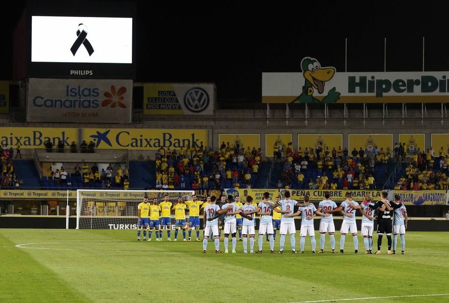 Antes del inicio del partido de ayer en Gran Canaria se guardó un minuto de silencio en memoria de las víctimas de los incendios.