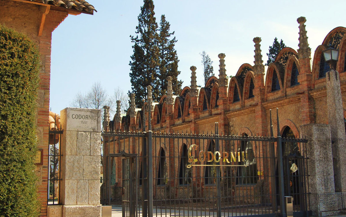 Puertas de acceso a la sede de Codorníu en Barcelona.
