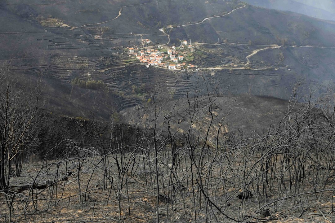 Una aldea en Serra do Açor, Arganil, en el centro de Portugal, con el monte ardido a su alrededor.