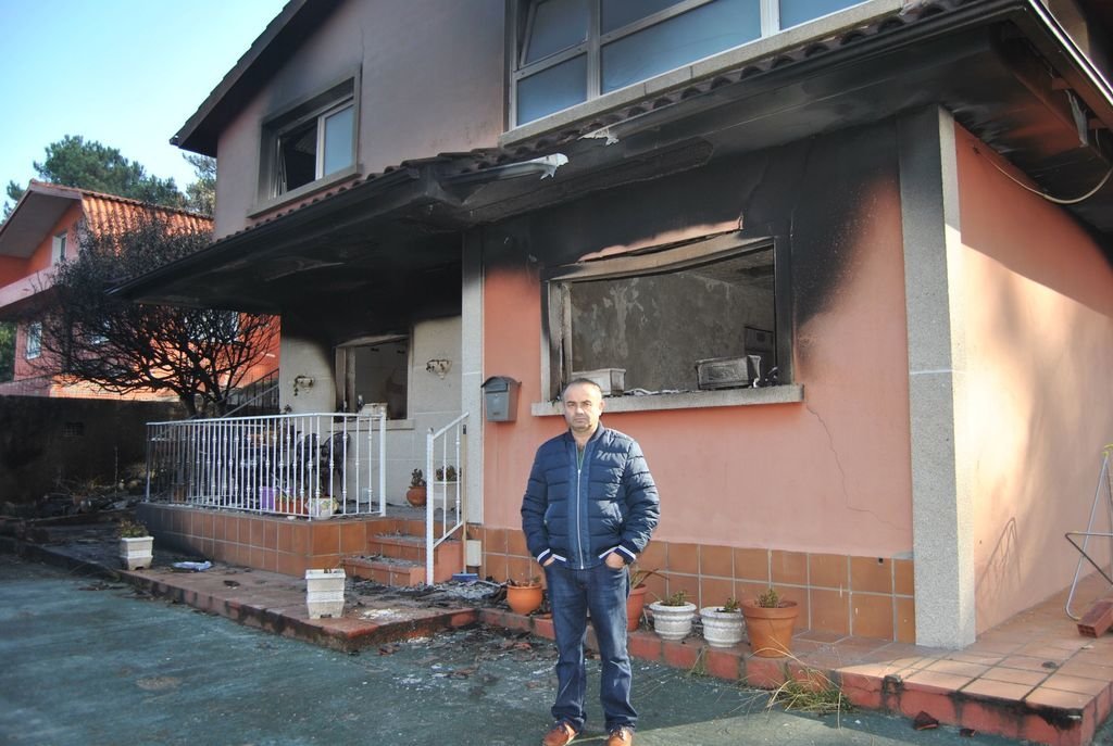 Ricardo Rodríguez ante lo que queda en pie de su vivienda en la parroquia de Camos (Nigrán).