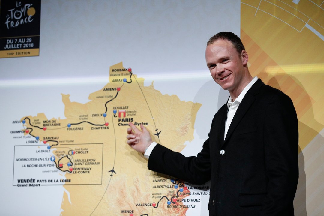 Froome señala el mapa del Tour 2018 en la presentación.
