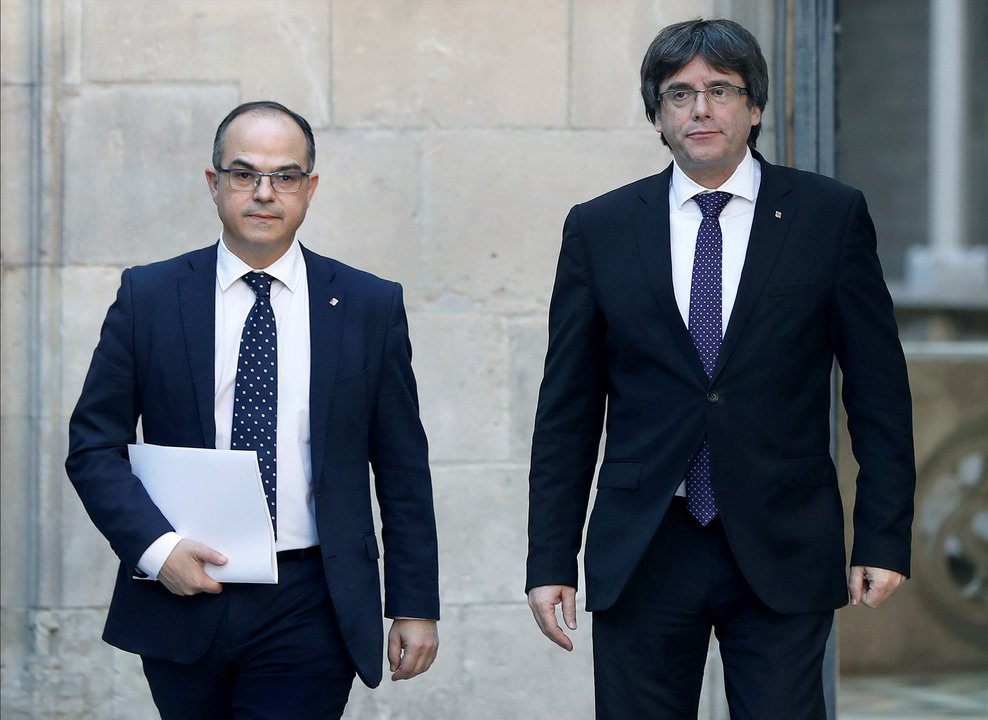 El conseller Jordi Turull y Puigdemont, ayer a su llegada a la reunión semanal del gobierno catalán.
