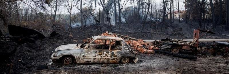En la imagen, un coche y un tractor calcinados en el incendio de Moces (Melón)