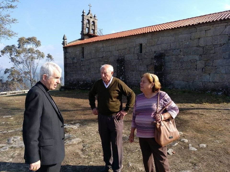 El obispo de Tui-Vigo, durante su gira por las parroquias más afectadas de la diócesis.