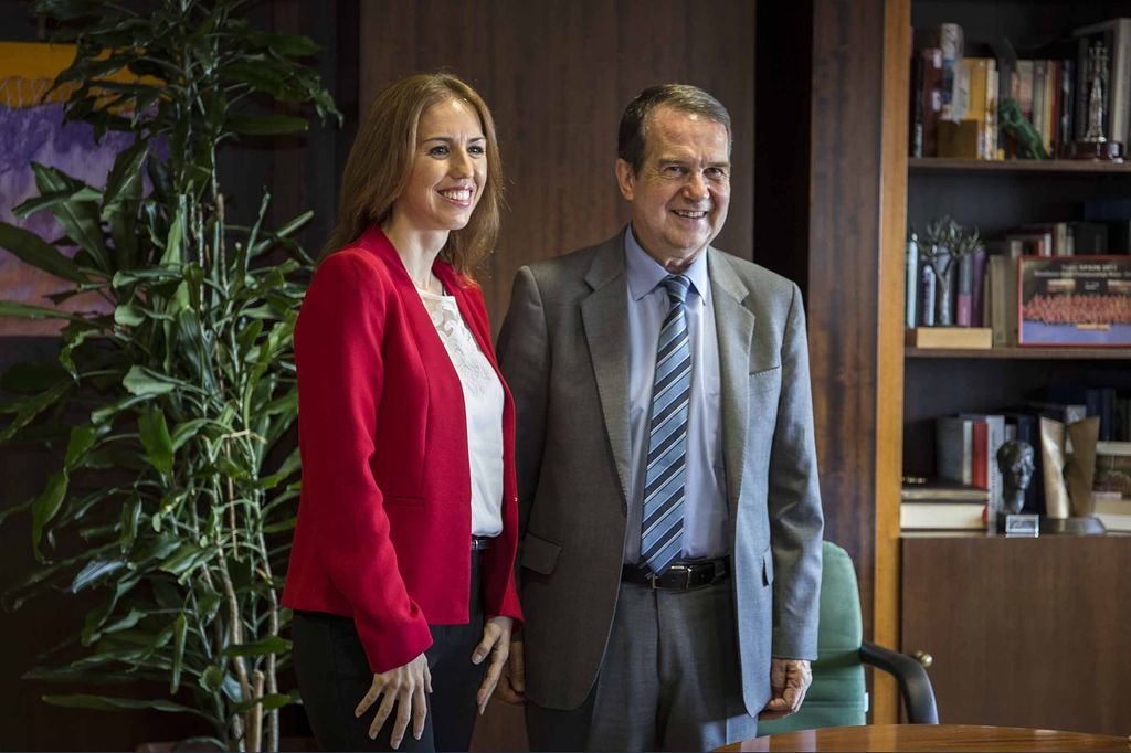 Ana Molés, nueva directora de Peinador con el alcalde Abel Caballero, ayer.