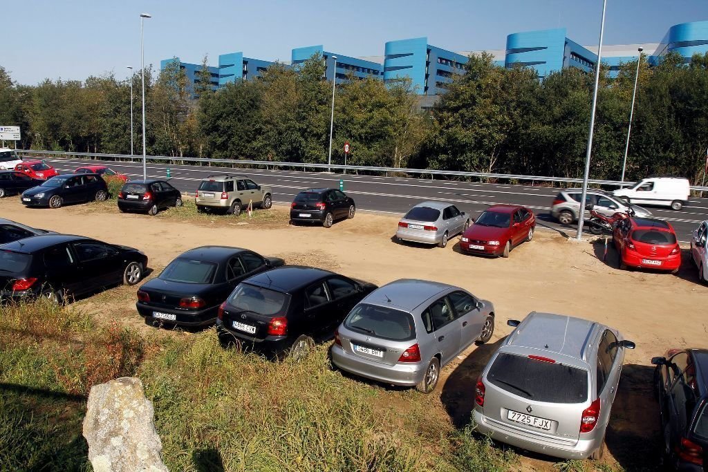 Coches aparcados en el entorno del hospital Álvaro Cunqueiro.