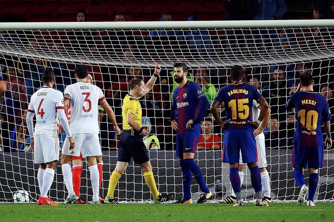 Piqué fue expulsado poco antes del descanso al ver su segunda amarilla por marcar un gol con la mano.
