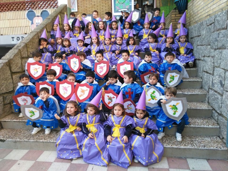 Los alumnos con los trajes de carnaval elaborado por ellos.