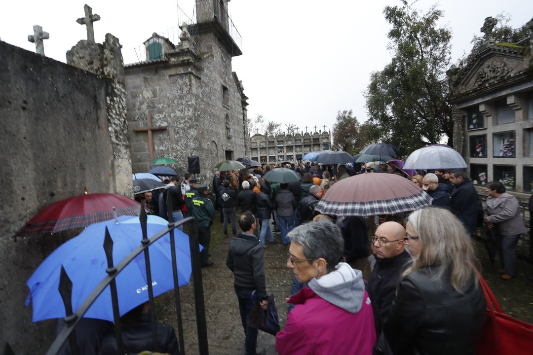 Varios cientos de personas acudieron al entierro celebrado en el cementerio parroquial de Chandebrito..