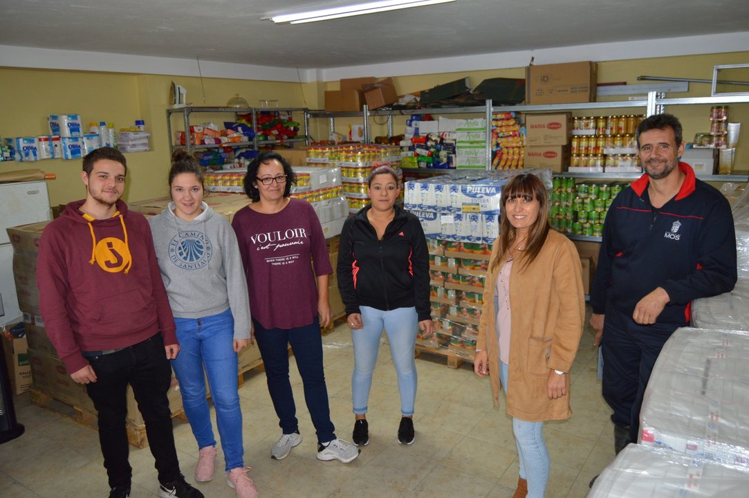 Sara Cebreiro y los voluntarios en la sede de Mos Axuda.
