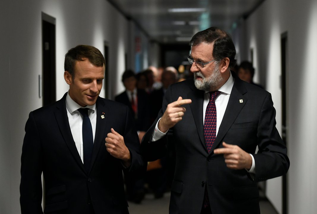 Macron y Rajoy conversan durante la cumbre del Consejo Europeo en Bruselas.