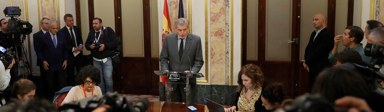 Méndez de Vigo leyó el comunicado emitido por el Gobierno.