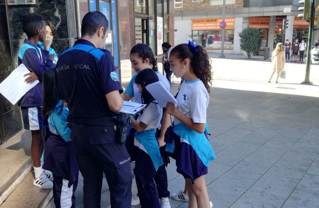 Los alumnos del Colegio Mercantil en una actividad con la policia local.