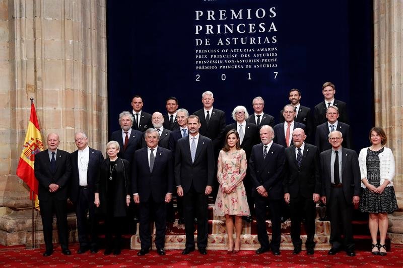 Los Reyes posan para la foto de familia durante su audiencia a los presidentes de los jurados, los miembros de los patronatos Princesa de Asturias y Fundación Princesa de Asturias y a los galardonados con los premios Princesa de Asturias