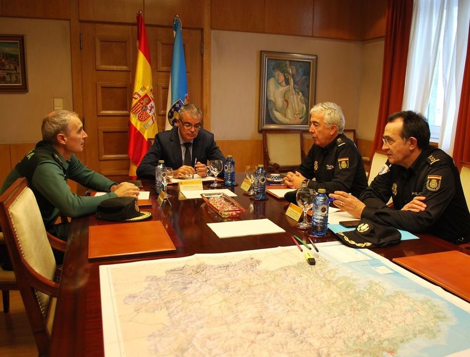 Imagen de la reunión del delegado del Gobierno con los mandos policiales en A Coruña.