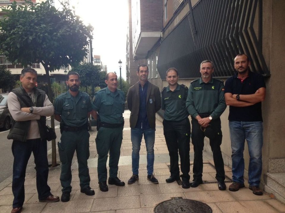 De izquierda a derecha, policía judicial, Seprona, Usecic y el comandante de Vigo y el jefe de la compañía