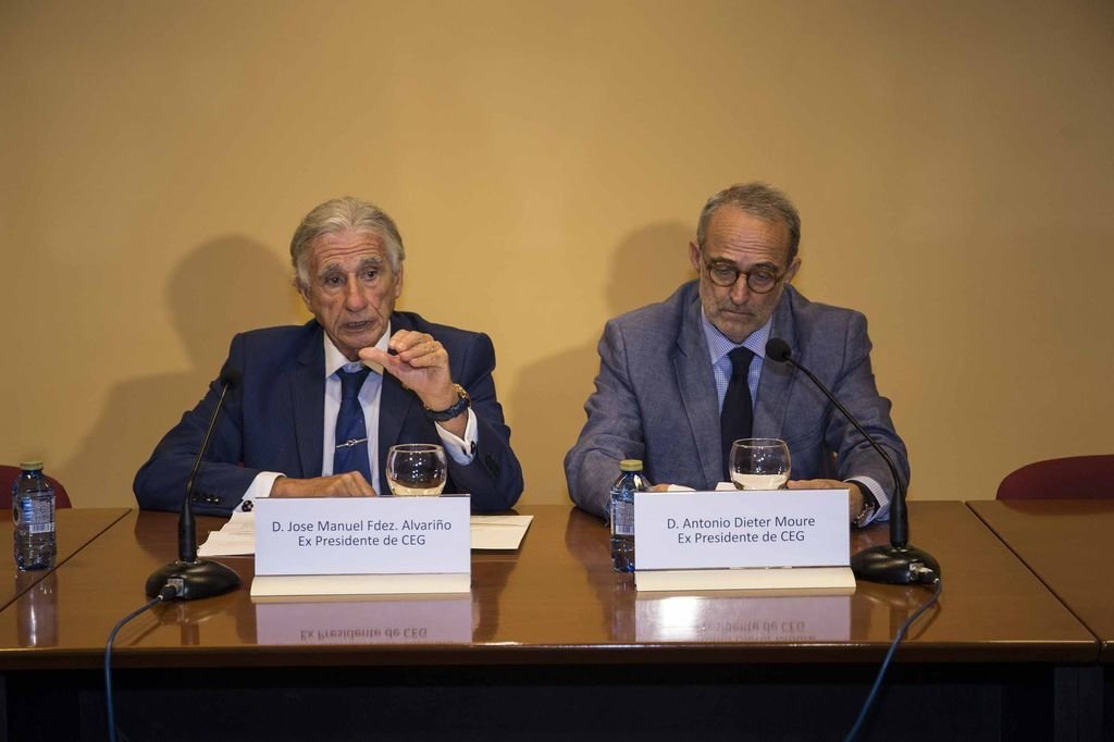 José Manuel Fernández Alvariño y Antonio Dieter Moure, anteriores presidentes de la CEG, ayer en Vigo.